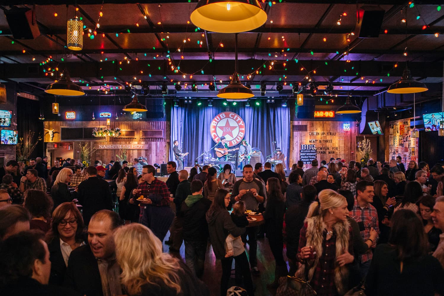 People hanging out and listening to live music at Bub City